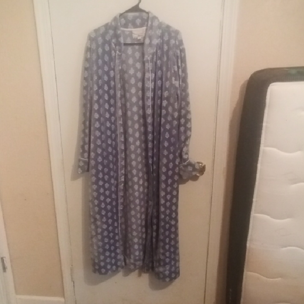 Blue and White Patterned Robe